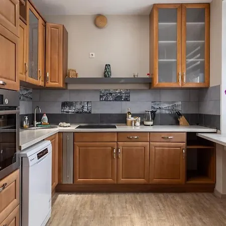Apartman Lovely 2-bdrm Ideal For Couples And Family With Children, Free Parking On Premises *