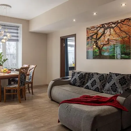 Lovely 2-bdrm Ideal For Couples And Family With Children, Free Parking On Premises Apartman *