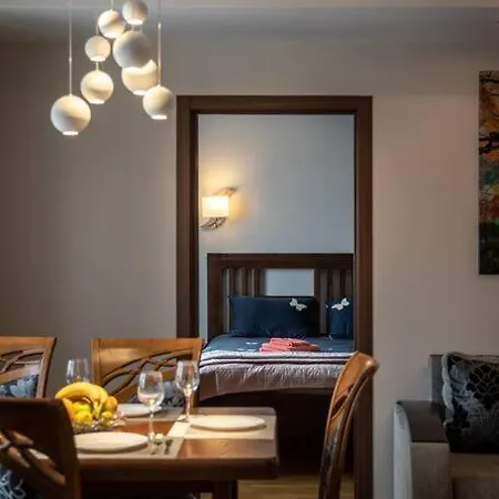 Lovely 2-bdrm Ideal For Couples And Family With Children, Free Parking On Premises Apartman *
